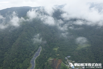 No.8204　伊豆山で発生した崩壊地源頭部とその上流域（静岡県熱海市）　崩壊地の上流側は岩戸山が位置している。