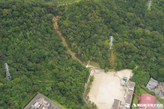 No.0010 広島市佐伯区美鈴が丘　美鈴が丘中学校付近 　学校グラウンド背面の谷から土砂災害が発生、砂防堰堤によって概ね捕捉され学校敷地への土砂の流出はほとんどがみられない