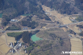 No.2165　相馬市では震度6強を観測。約50mにわたり高速道路脇の法面が崩壊し、上下線ともに通行止めとなった。