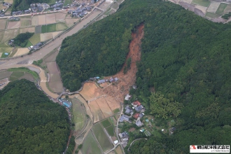 No.0997 芦北町田川地区　　高さ約100m、傾斜約30度近くの斜面が遷急線付近から崩壊。斜面下部の住宅が土砂に埋もれている。