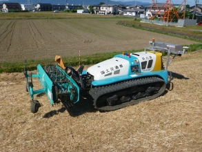 計測装置を取り付けた大型除草機械