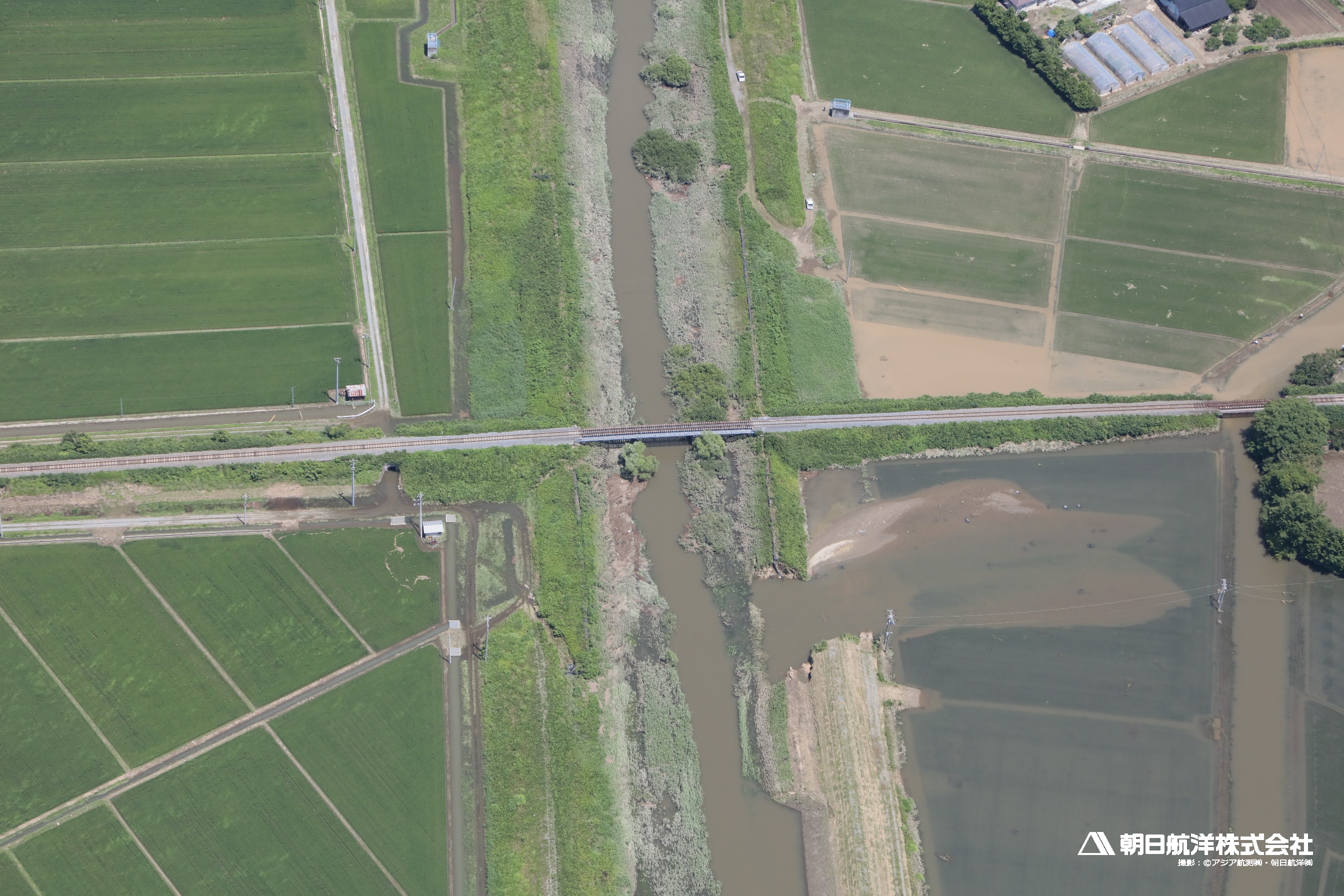 13A1224　出来川右岸の堤防決壊状況。江合川との合流点から約1km上流に位置。 （上流（手前）から下流方向（奥）を撮影）