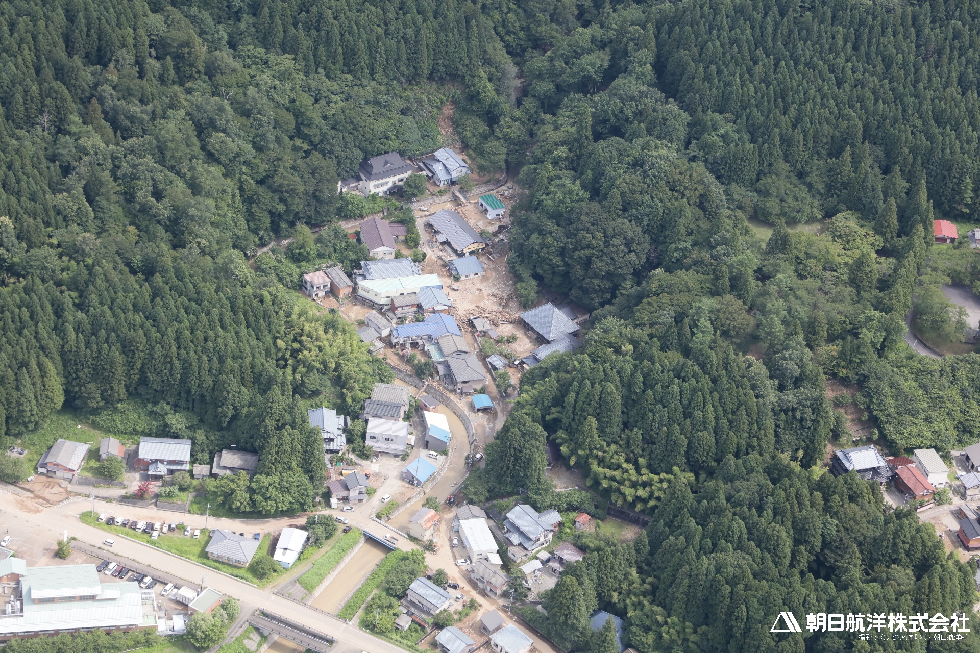 13A0471　関川村湯沢（荒川右岸）　湯沢温泉付近が土砂や流木により被災。