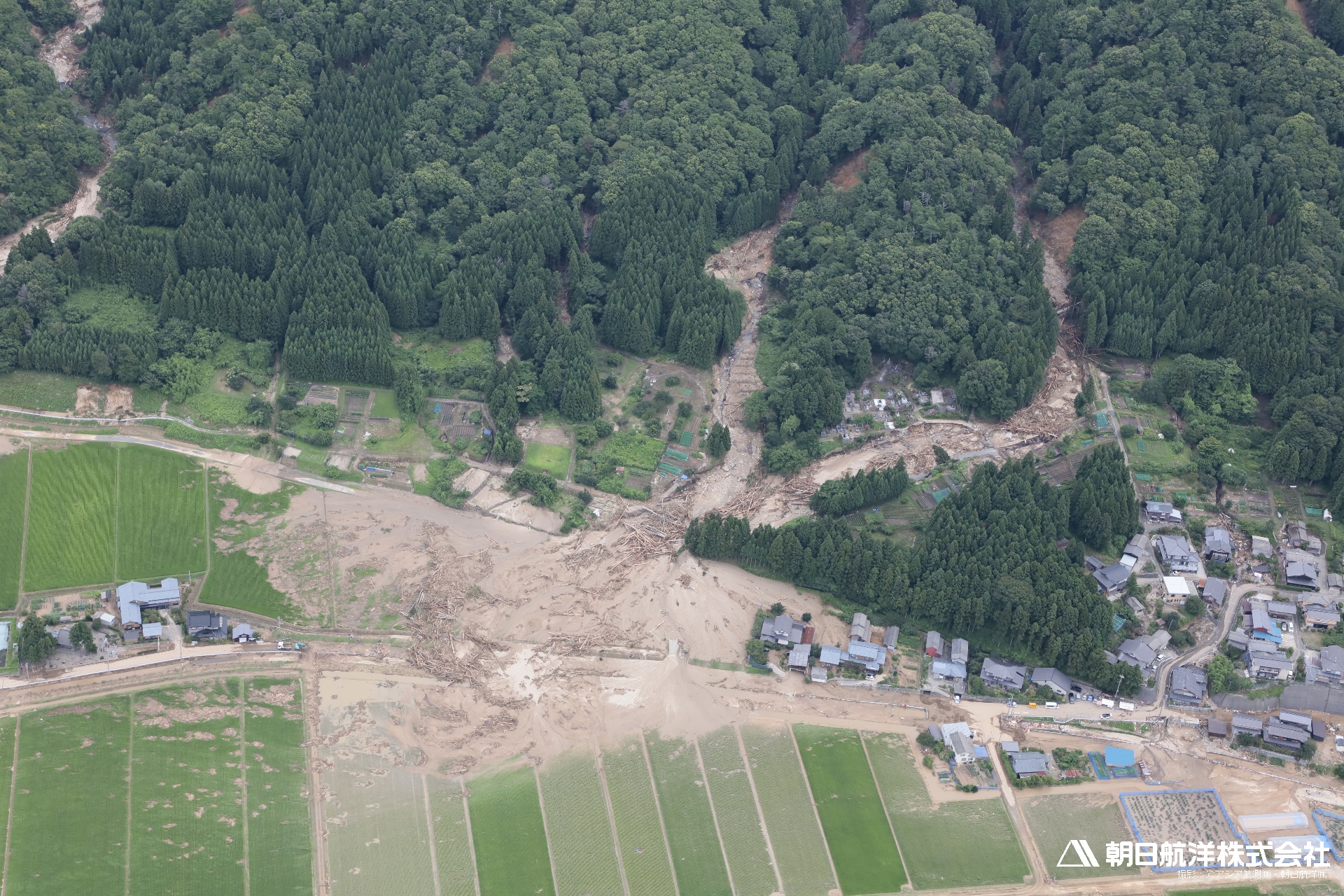 13A0201（13A0155の拡大写真）　　村上市小岩内（荒川右岸）　大量の土砂と流木が氾濫