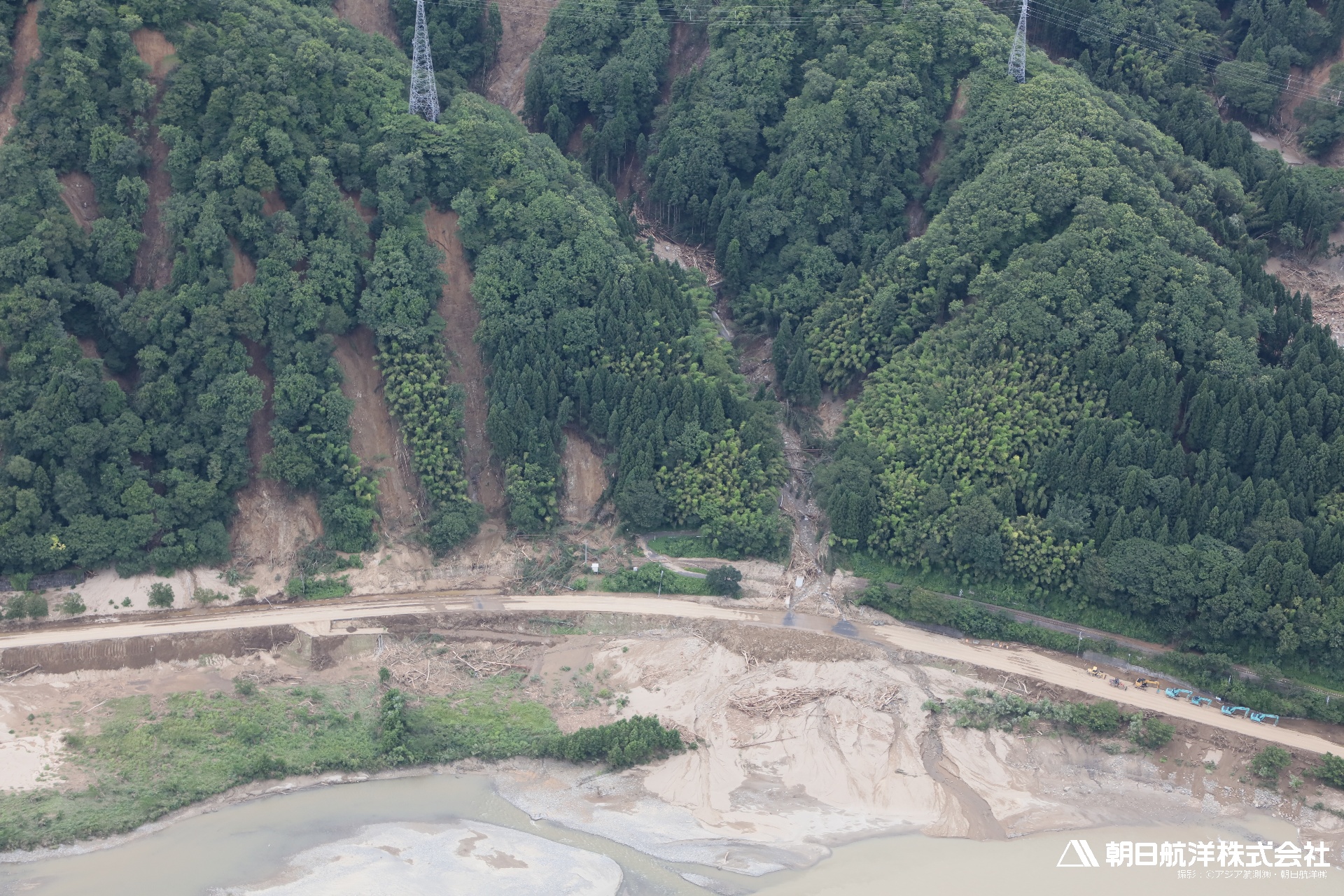 13A0171　村上市貝附（荒川左岸）　土石流及び山腹崩壊が多数発生し、国道113号とJR米坂線が被災。