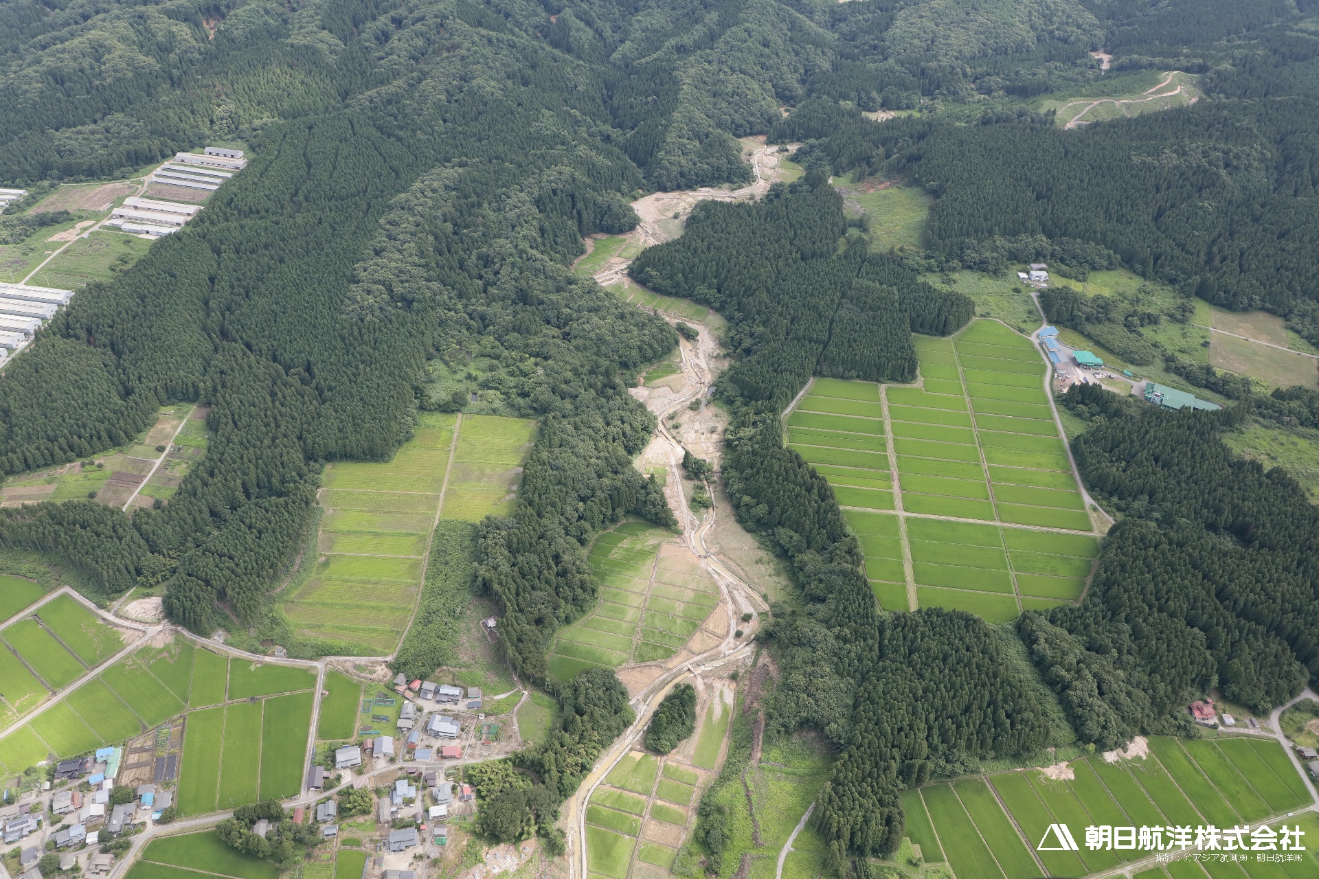 13A0440　関川村上野山地区（吹ノ沢川）　河川沿いの氾濫痕跡。