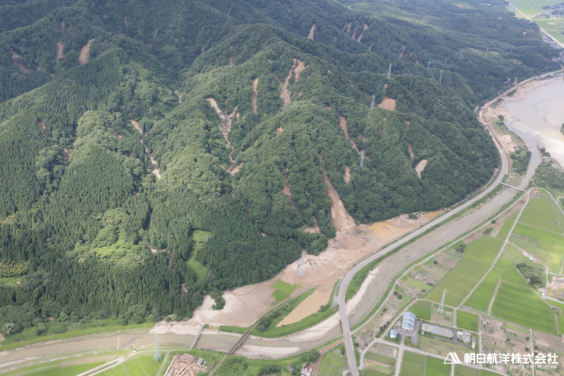 13A0368　関川村土沢（鍬江沢川左岸）　山腹崩壊が多発し、JR米坂線が被災。